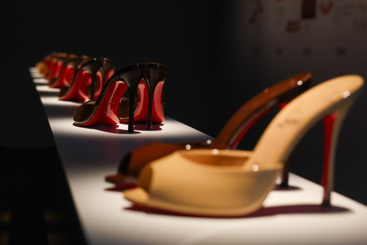 christian-louboutin-magas-sarku-cipomarka | Marie Claire Christian Louboutin cipői a SAMS Spring Into Art With Christian Louboutin eseményen a seattle-i Ázsiai Művészeti Múzeumban, 2026. május 19-én, Seattle-ben.