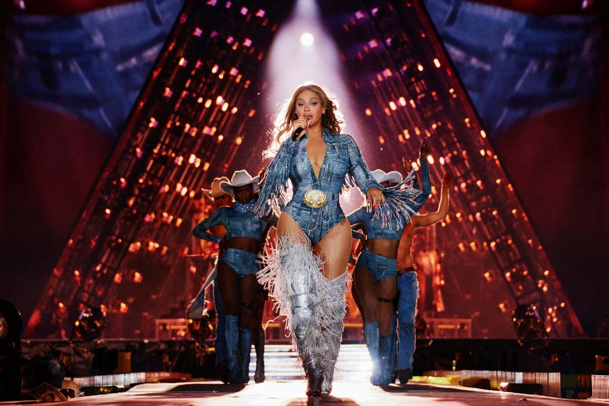 christian-louboutin-magas-sarku-cipomarka | Marie Claire Beyoncé a méretre készült, ezüst strasszos rojtos csizmában.