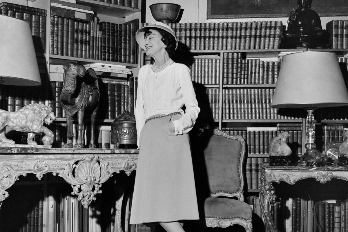 Coco Chanel francia divattervező a párizsi nappalijában, 1957. július 29-én.