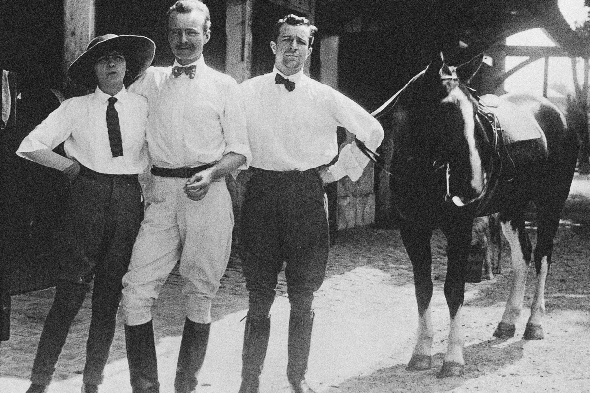 Gabrielle Chanel és Étienne Balsan (középen) a Royallieu-kastélyban, az 1900-as években. Magángyűjtemény, ismeretlen fotós.