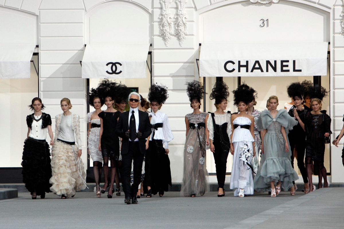 Karl Lagerfeld és a modellek a Chanel 2009-es tavaszi-nyári bemutatóján, a párizsi divathéten, a Grand Palais-ban, 2008. október 3-án.