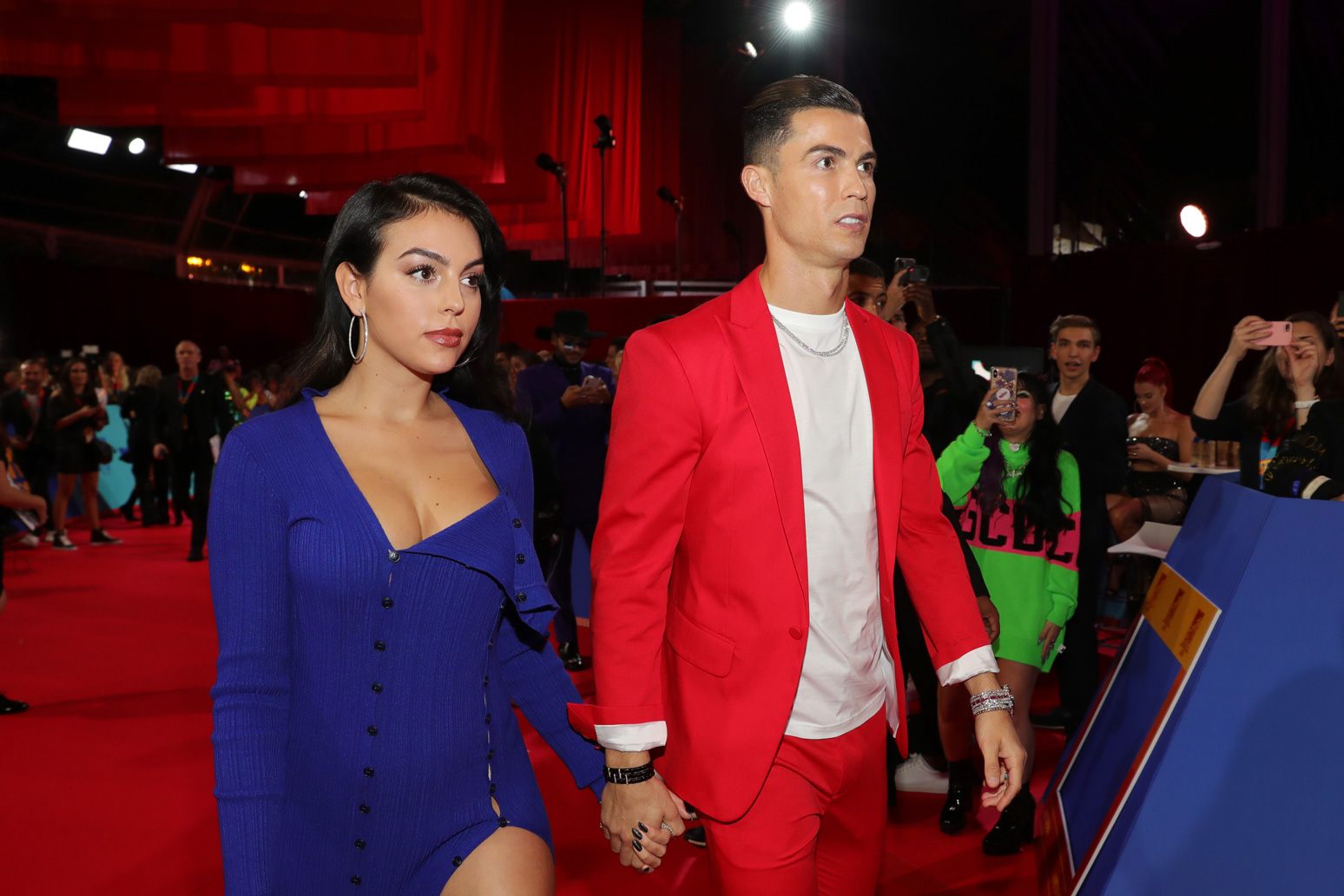 Cristiano Ronaldo és Georgina Rodríguez fogják egymás kezét és sétálnak