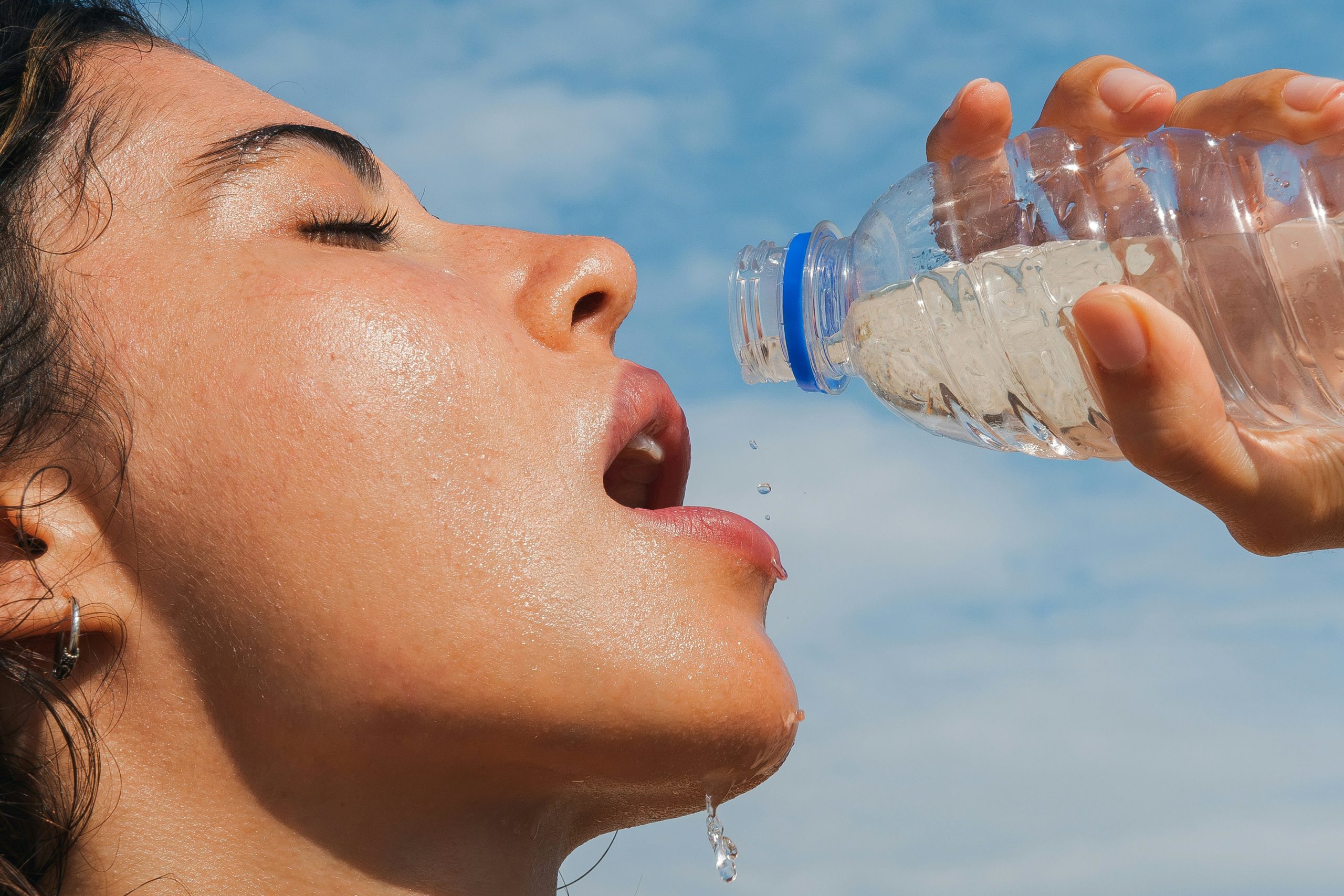 Nő jeges vizet iszik közelről