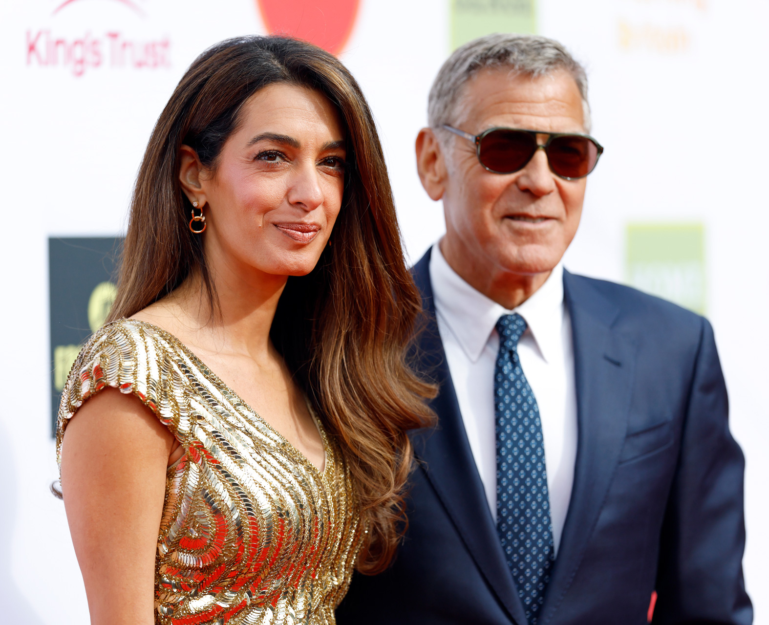 Amal és George Clooney mosolyognak