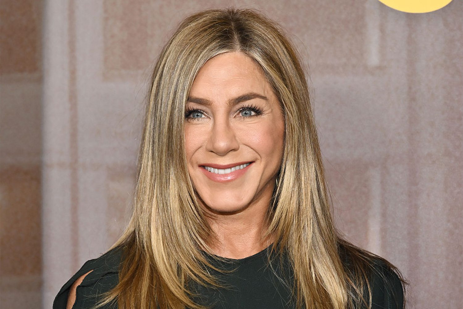 Jennifer Aniston mosolyog