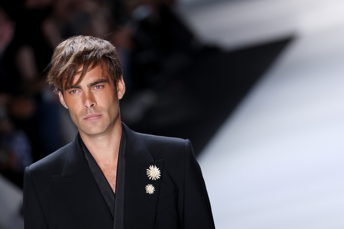 Jon Kortajarena a Dolce & Gabbana 2024-es tavaszi-nyári divatbemutatóján vonul a kifutón a milánói férfidivathét keretében, 2023. június 17-én, Milánóban.