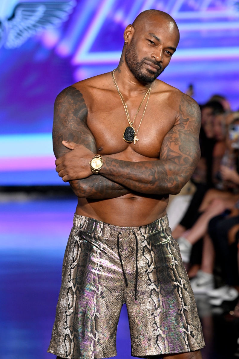 leghiresebb-ferfimodellek-kifuto-divat | Marie Claire Tyson Beckford Mister Triple X + Dr. Martens szerelésben vonul a kifutón az Art Hearts Fashion által életre hívott Miami Swim Weeken, a Faena Forumban, 2022. július 17-én, a floridai Miami Beachen.