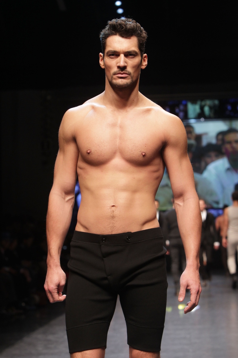leghiresebb-ferfimodellek-kifuto-divat | Marie Claire David Gandy modell a Dolce & Gabbana 2010-es őszi-téli milánói férfidivat-bemutatóján vonul a kifutón, 2010. január 16-án, Milánóban.