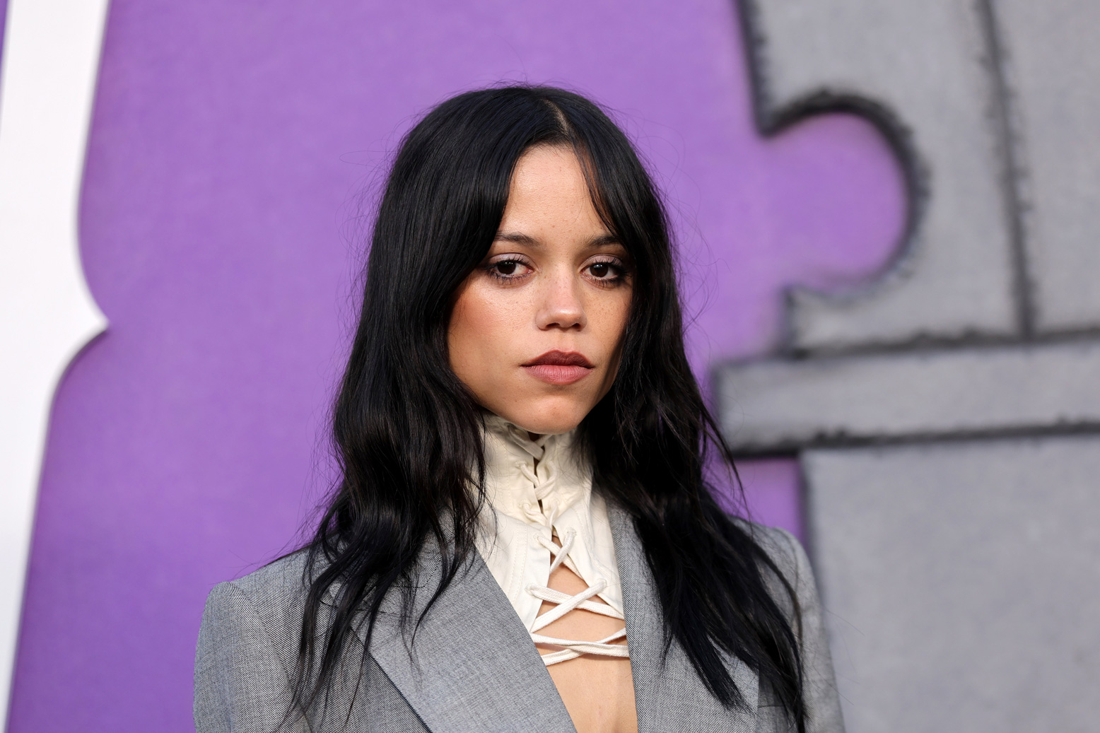 Jenna Ortega május 22-én a Netflix Wednesday című sorozatának Emmy-kampányához kapcsolódó rendezvényén jelent meg a Los Angeles-i Hollywood Forever temetőben