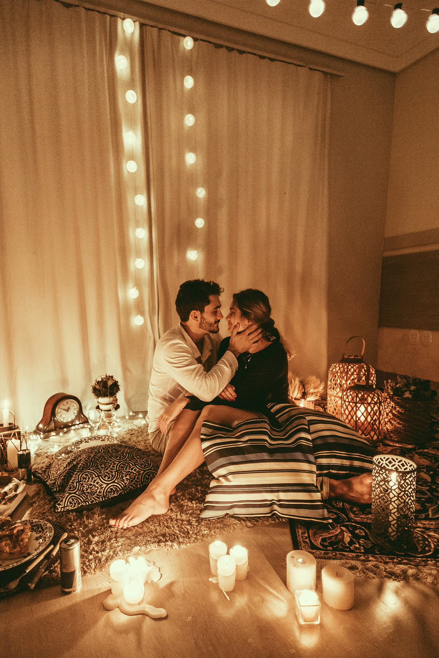jonathan-borba-JDBCtEh5x9Y-unsplash | Marie Claire Egy szerelmes pár romantikus fényben, egy ágyon ülnek, miközben szerelmesen néznek egymásra