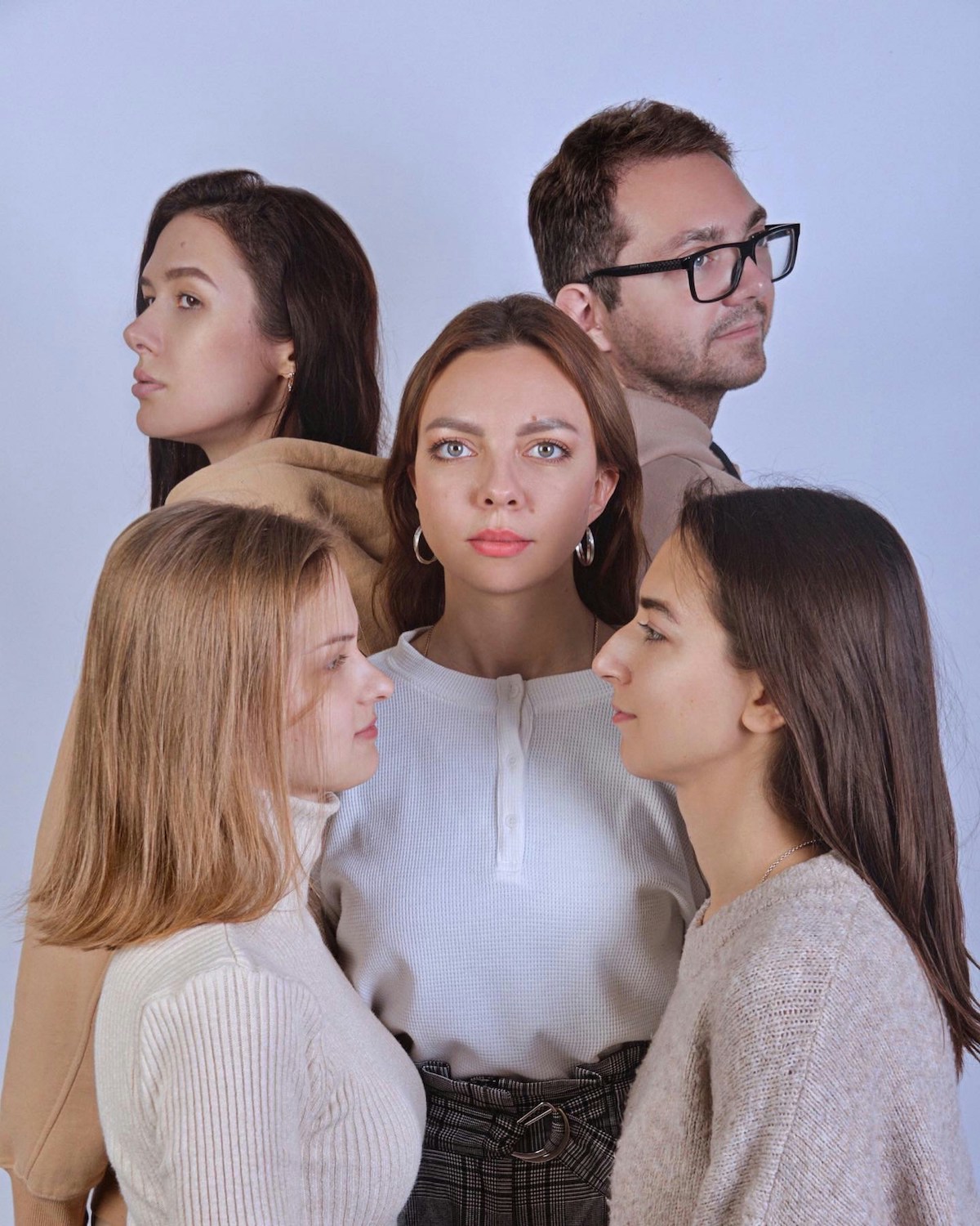 szulo-harag | Marie Claire 5 ember csoportban állva, középen nő, aki a kamerába néz