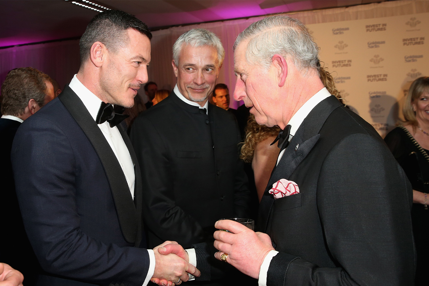 Károly herceg és Luke Evans beszélgetnek