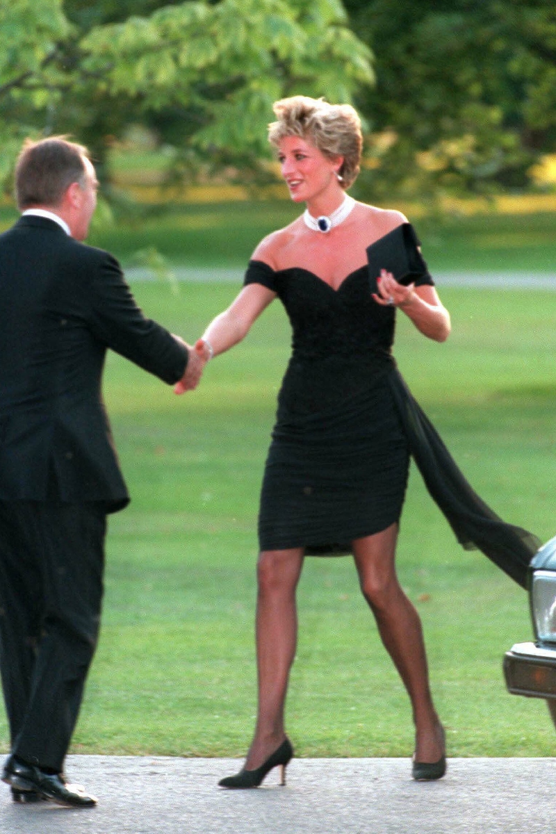 Diána walesi hercegné a Christina Stambolian tervezőnél rendelt lélegzetelállító fekete ruhában a Vanity Fair partiján, a Serpentine Galleryben, 1994. november 20-án, Londonban.