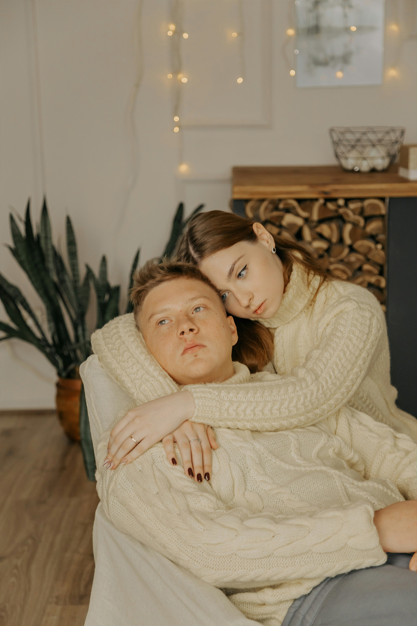 marina-abrosimova-S6V0OvSkTqw-unsplash | Marie Claire Egy nő és egy férfi szomorúan összebújva, a férfi távolságtartónak tűnik