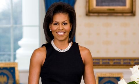 Michelle Obama képe közelről, amint boldogan mosolyog