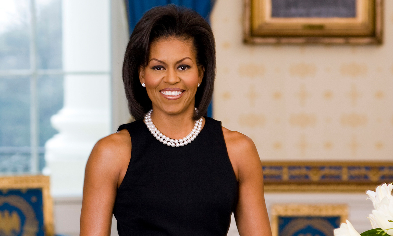 Michelle Obama képe közelről, amint boldogan mosolyog