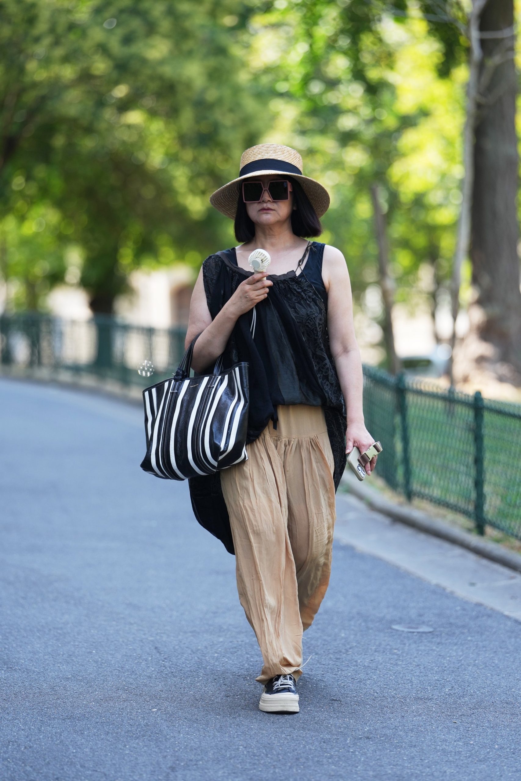 nyári kalap | Marie Claire Divatinfluenszer nyári kalapban pózol