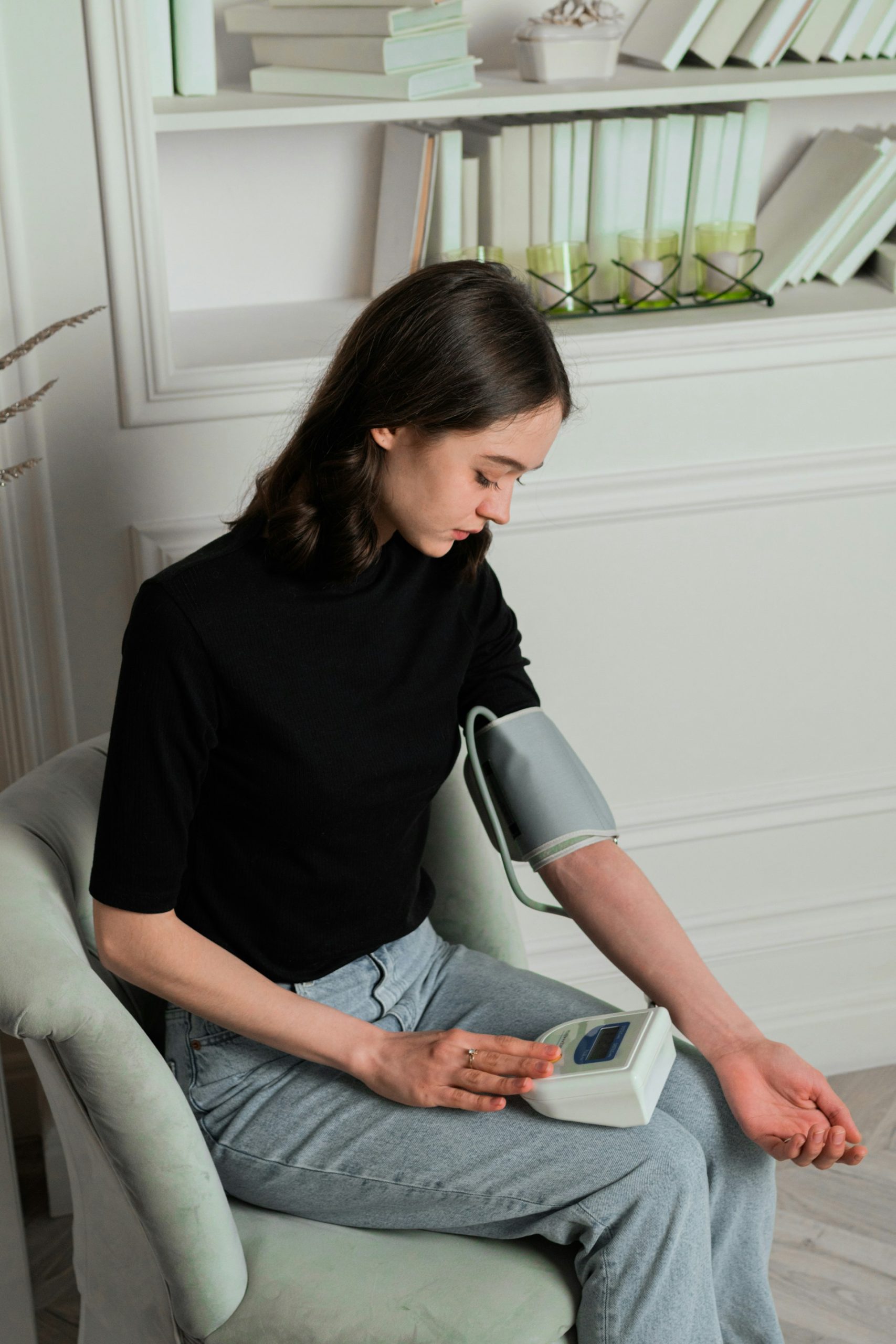 magas-vernyomas-reggel | Marie Claire Egy nő a vérnyomását méri