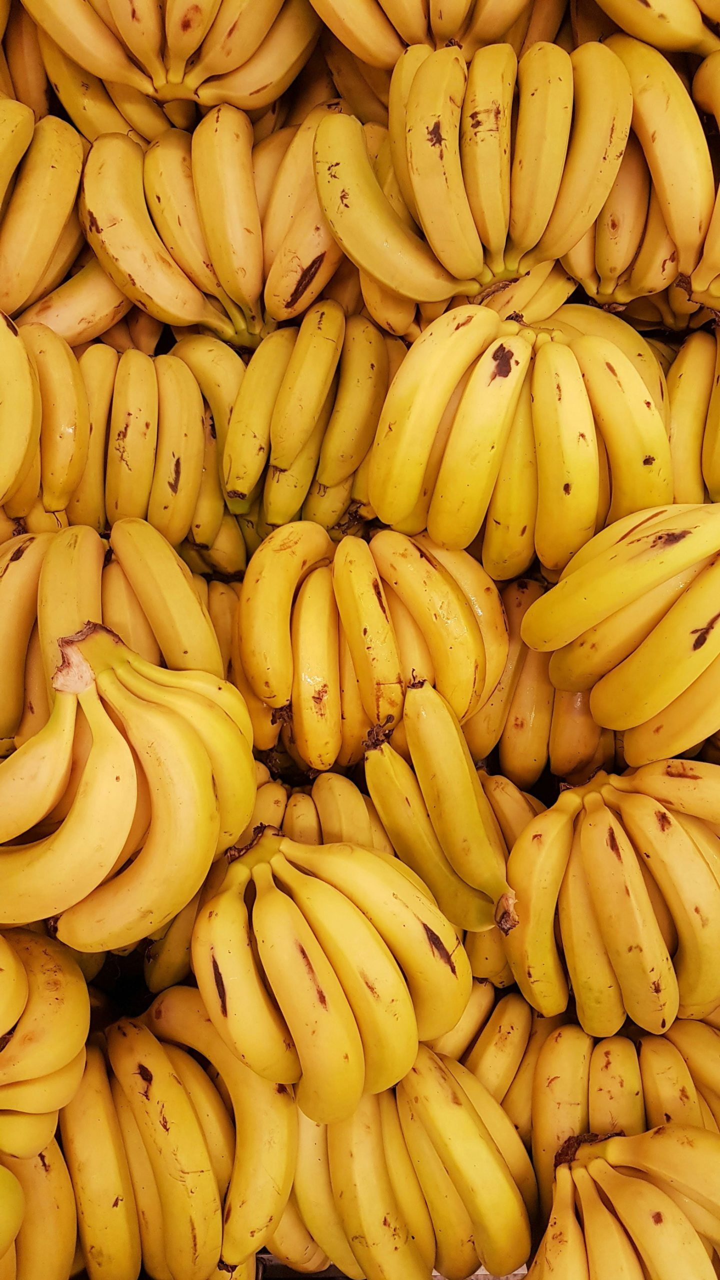 2. Banán: Isabel Casimiro endokrinológus a banán fogyasztását tanácsolja. „A banán természetes cukrot tartalmaz, rostban, káliumban és B6-vitaminban is gazdag. Mivel a rost segít lassítani a cukor felszívódását a véráramba, a banán mindig jó választás, mint egy cukros nassolnivaló vagy ital.”