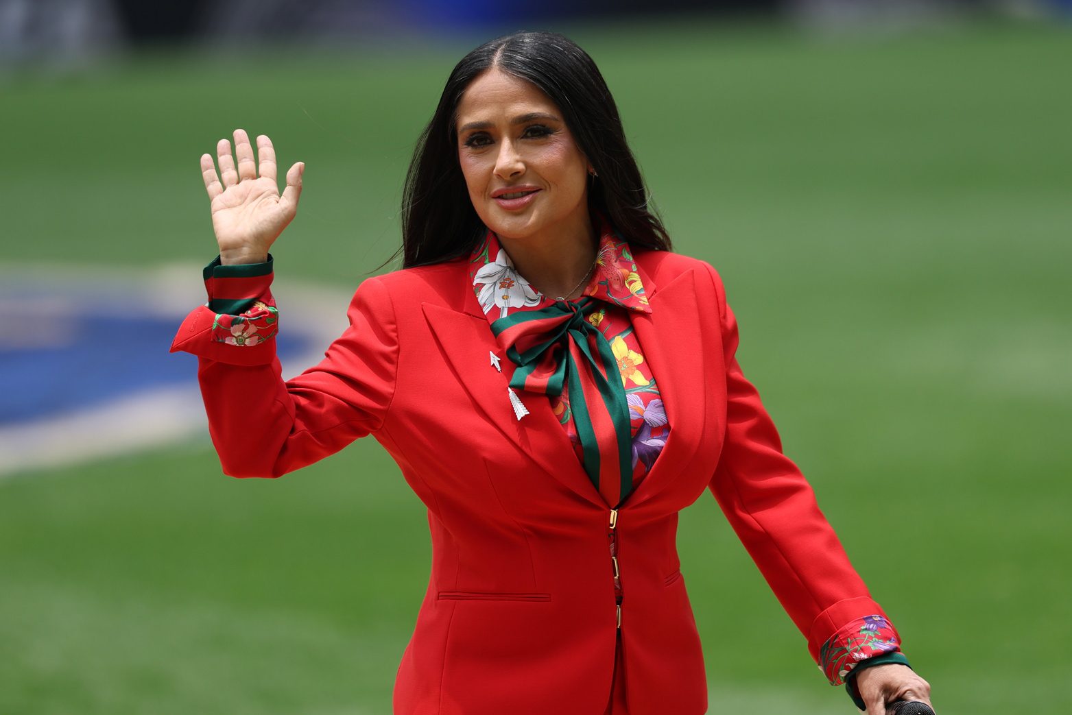Salma Hayek piros kosztümben