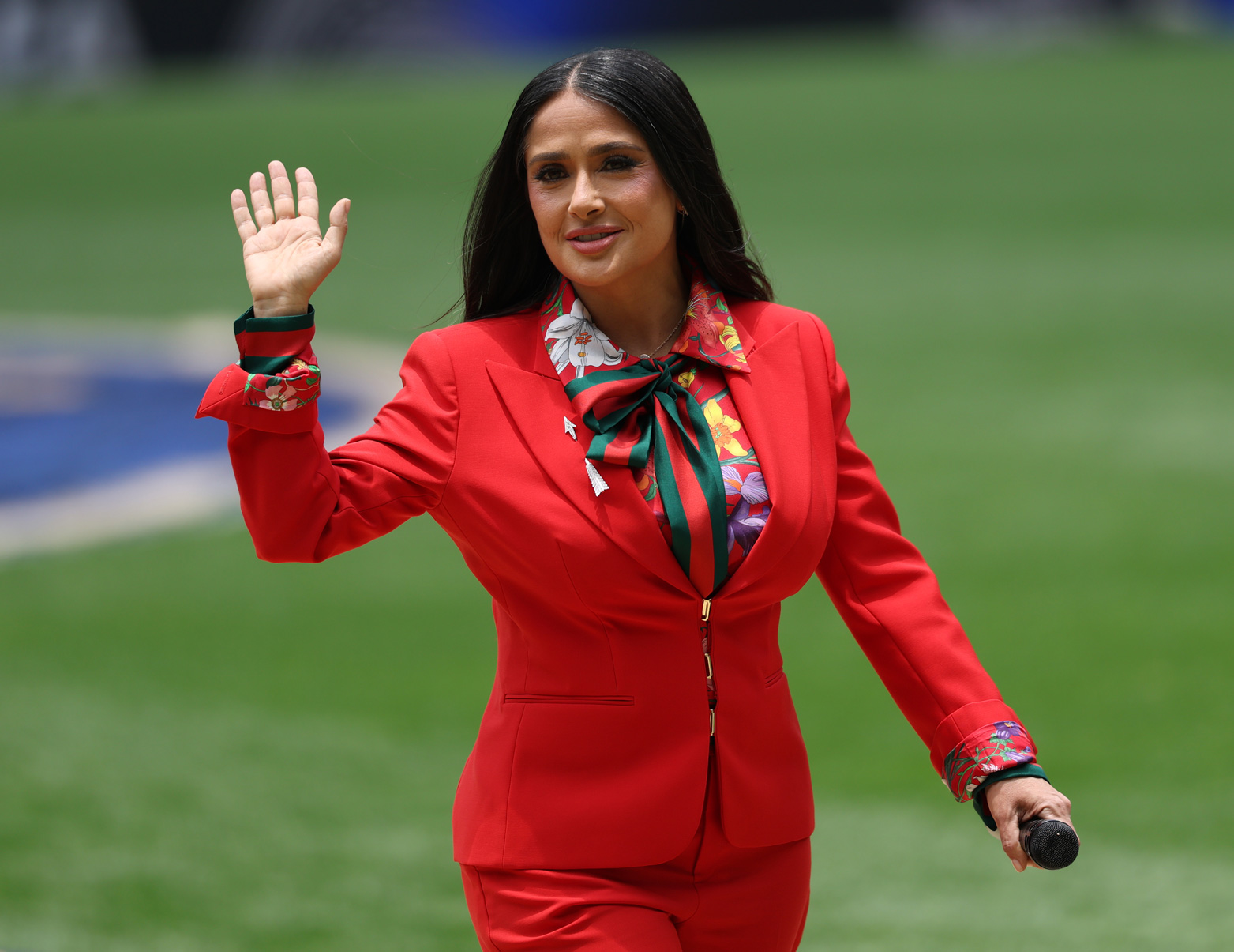 Salma Hayek piros kosztümben