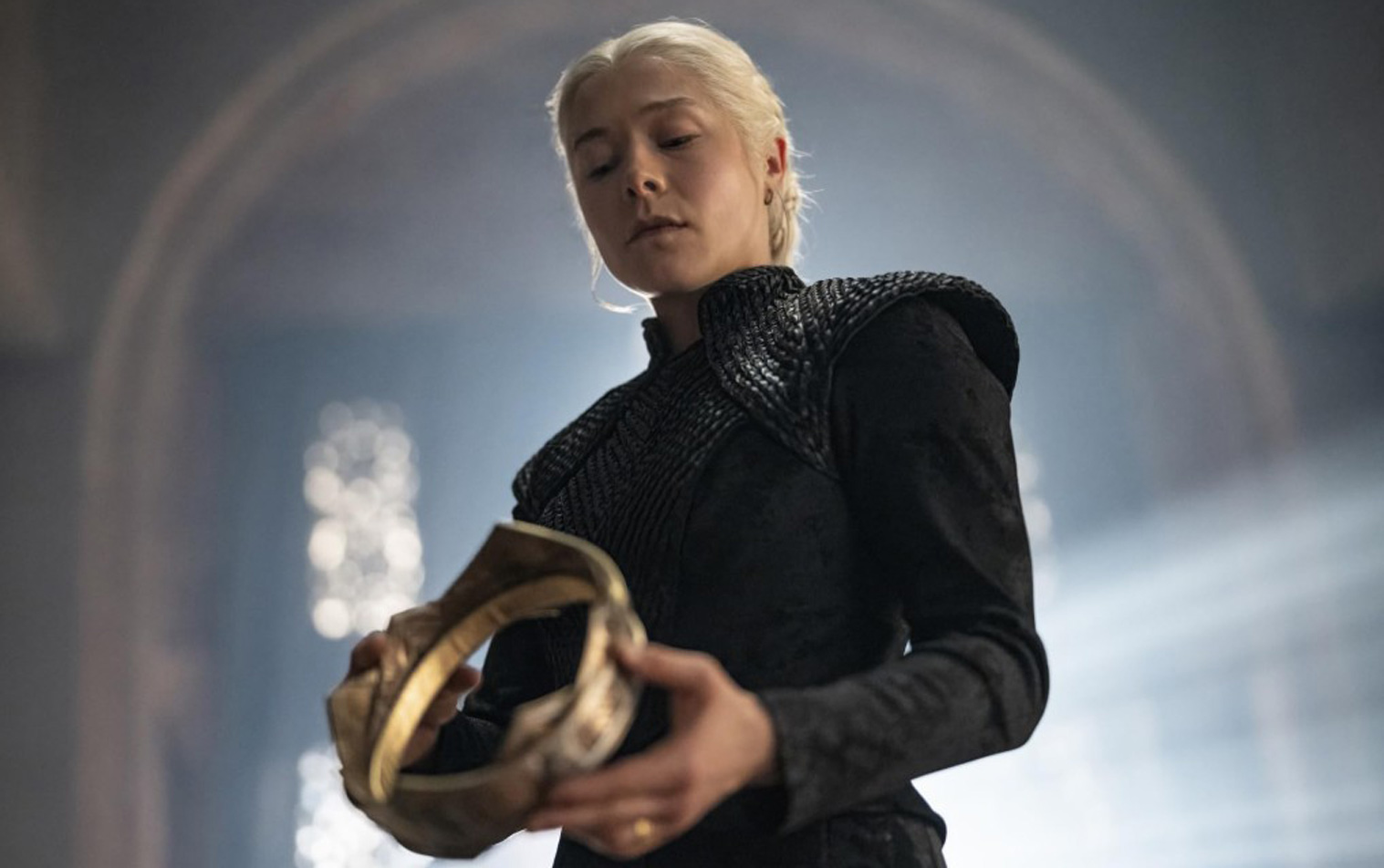 Rhaenyra Targaryen kezében a koronával