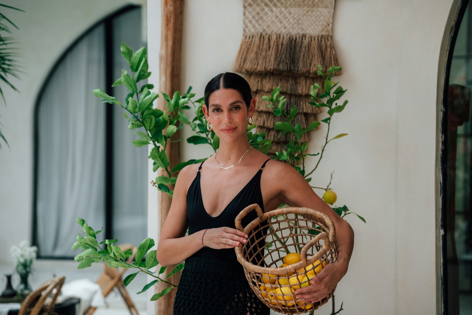 citrom-hatasa | Marie Claire Nő egy kosár citrommal