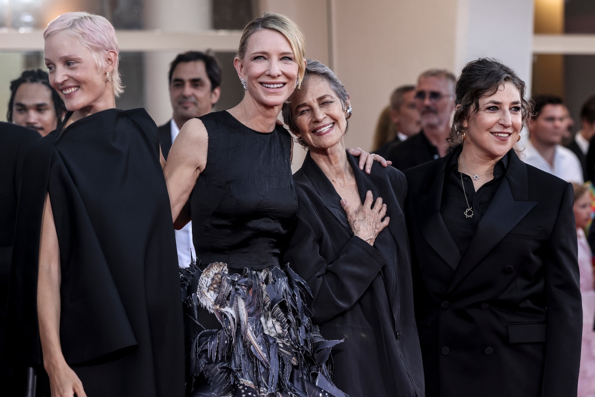 Vicky Krieps, Cate Blanchett, Charlotte Rampling és Mayim Bialik a Father Mother Sister Brother vörös szőnyegén, a 82. Velencei Nemzetközi Filmfesztiválon