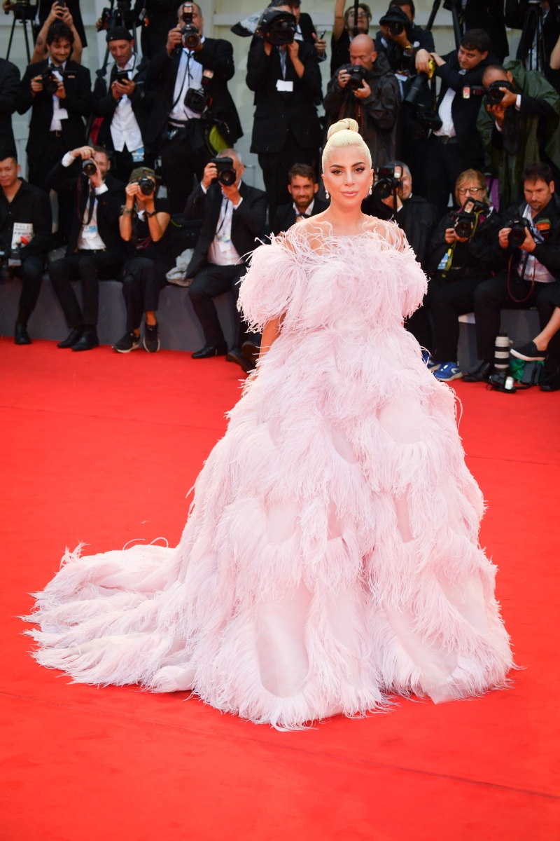 velencei-filmfesztival-2026-legszebb-ruhak-voros-szonyeg | Marie Claire Lady Gaga a vörös szőnyegen a Csillag születik vetítése előtt a 75. Velencei Nemzetközi Filmfesztiválon, a Sala Grandéban, 2018. augusztus 31-én.