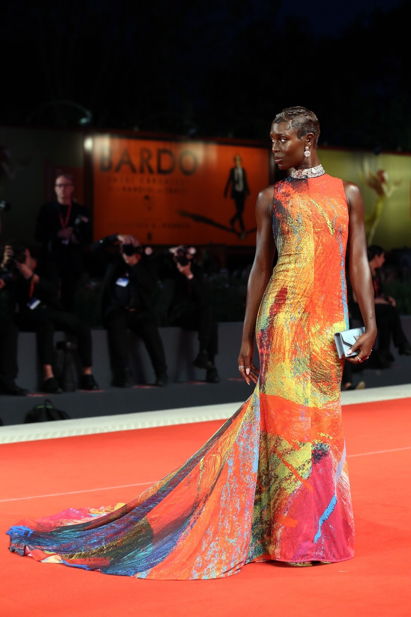 velencei-filmfesztival-2026-legszebb-ruhak-voros-szonyeg | Marie Claire Jodie Turner-Smith a Bardo vörös szőnyegén a 79. Velencei Nemzetközi Filmfesztiválon, 2022. szeptember 1-jén.