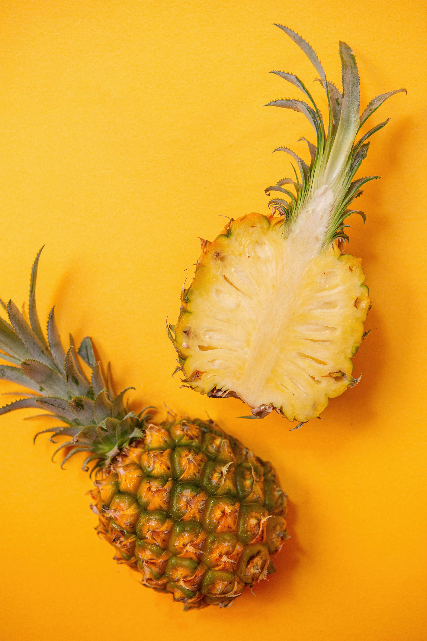 vino-li-OKT6Ce9fwqI-unsplash | Marie Claire Egy félbevágott ananász