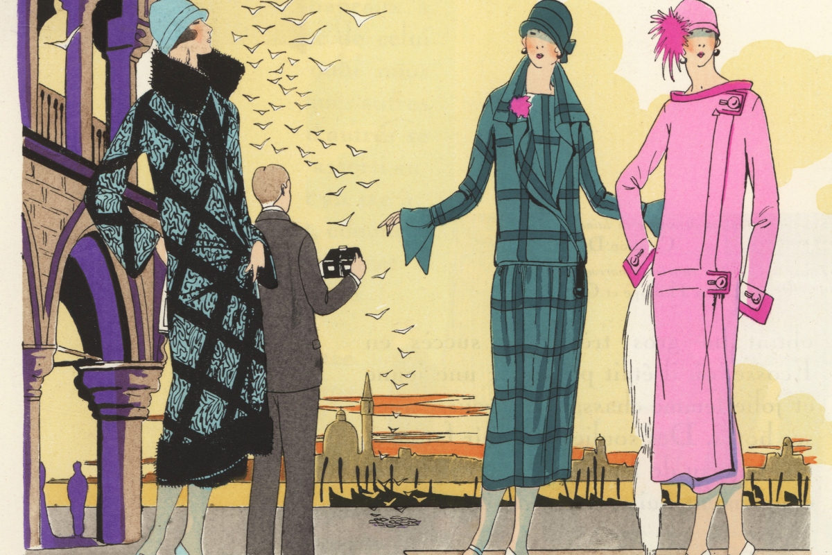 Francia flapperek Velencében nyaralnak, 1924. Rajtuk Gustave Beer rókaprémmel díszített csipke délutáni kabátja, a Redfern zöld, préselt bársonykabátja és Jean Patou mályvaszínű gyapjú délutáni ruhája. Kézzel, sablonnal színezett litográfia a lyoni AGB (Art, Goût, Beauté) divatmagazinból, 1924.