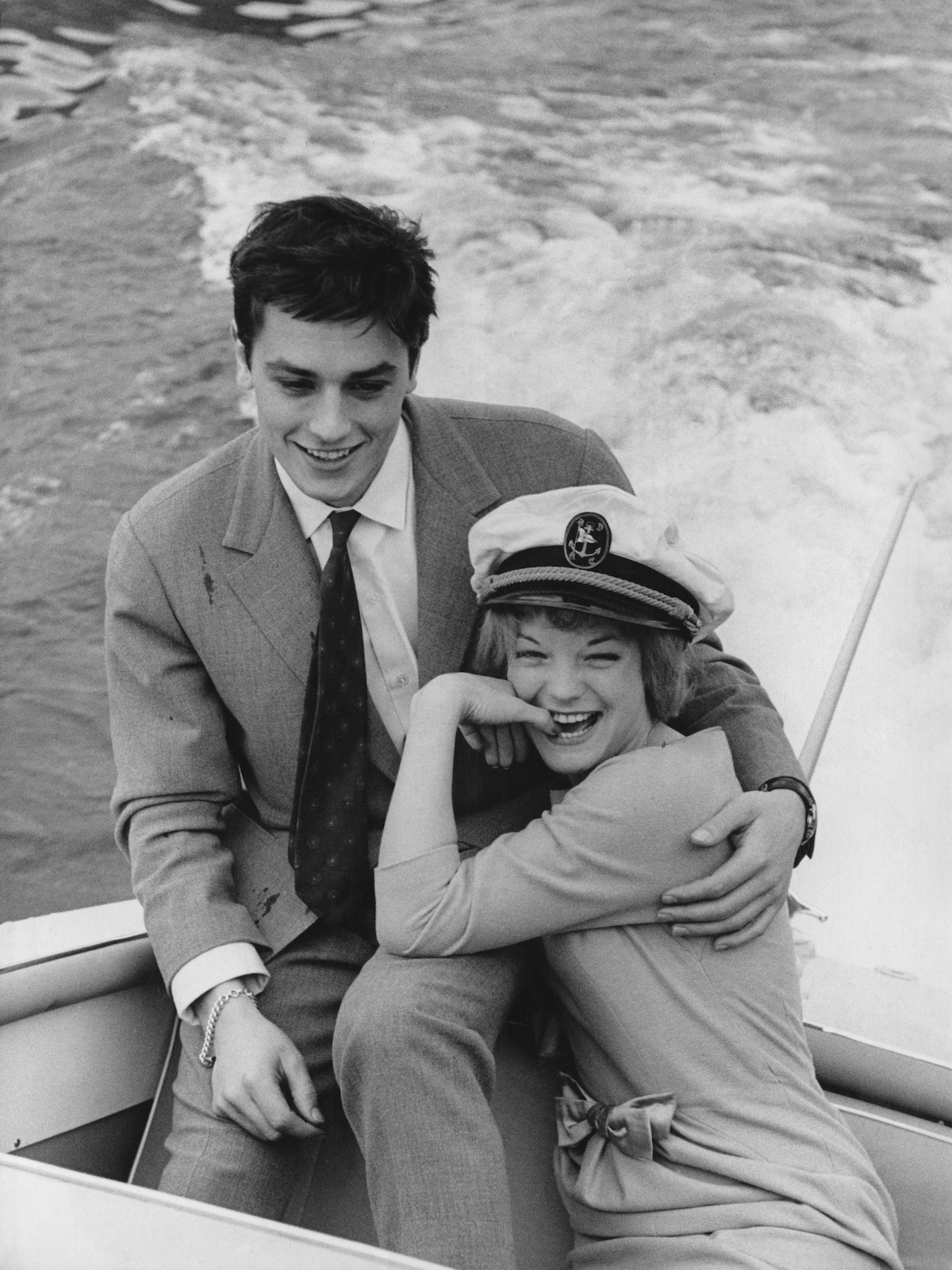 alain-delon-romy-schneider-szerelmei | Marie Claire motorcsónakon ülő pár, a nő fején matrózsapka