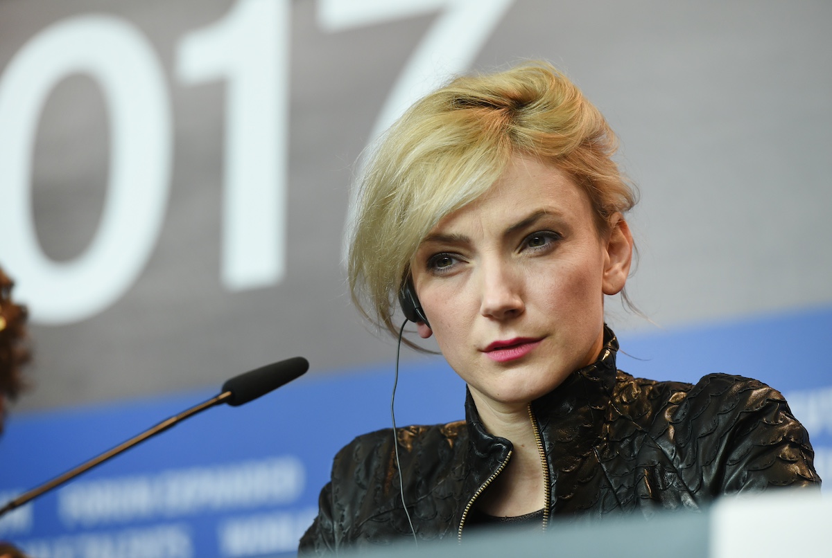 borbely-alexandra-nagymamaja | Marie Claire Borbély Alexandra közelről, bőrkabátban, mikrofon előtt ülve