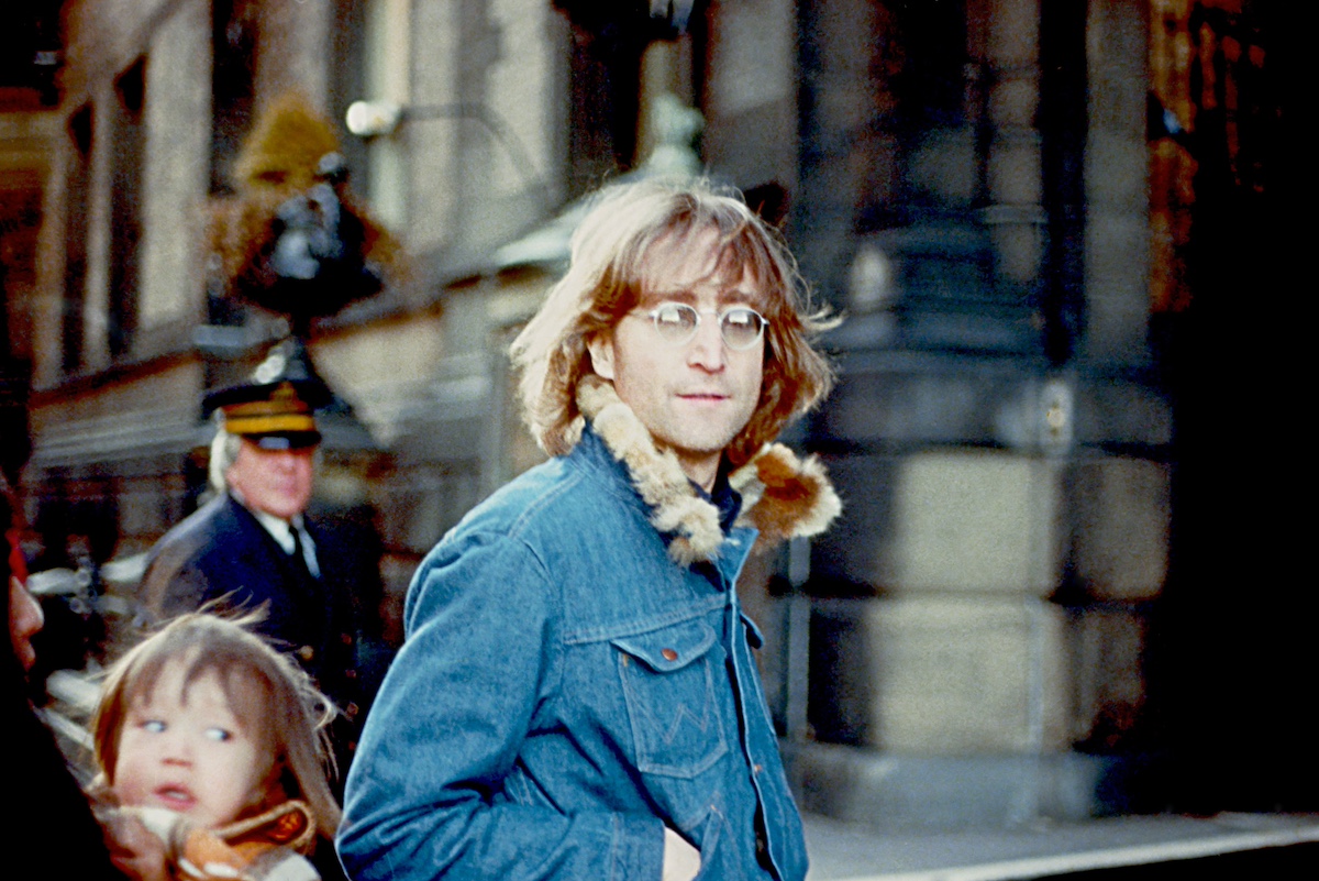 John Lennon kék dzsekiben és mellette a kis Sean Lennon 1977-ben
