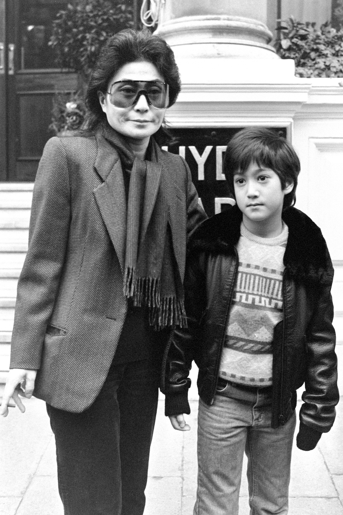 Yoko Ono és Sean Lennon 1983-ban, fekete-fehér felvételen