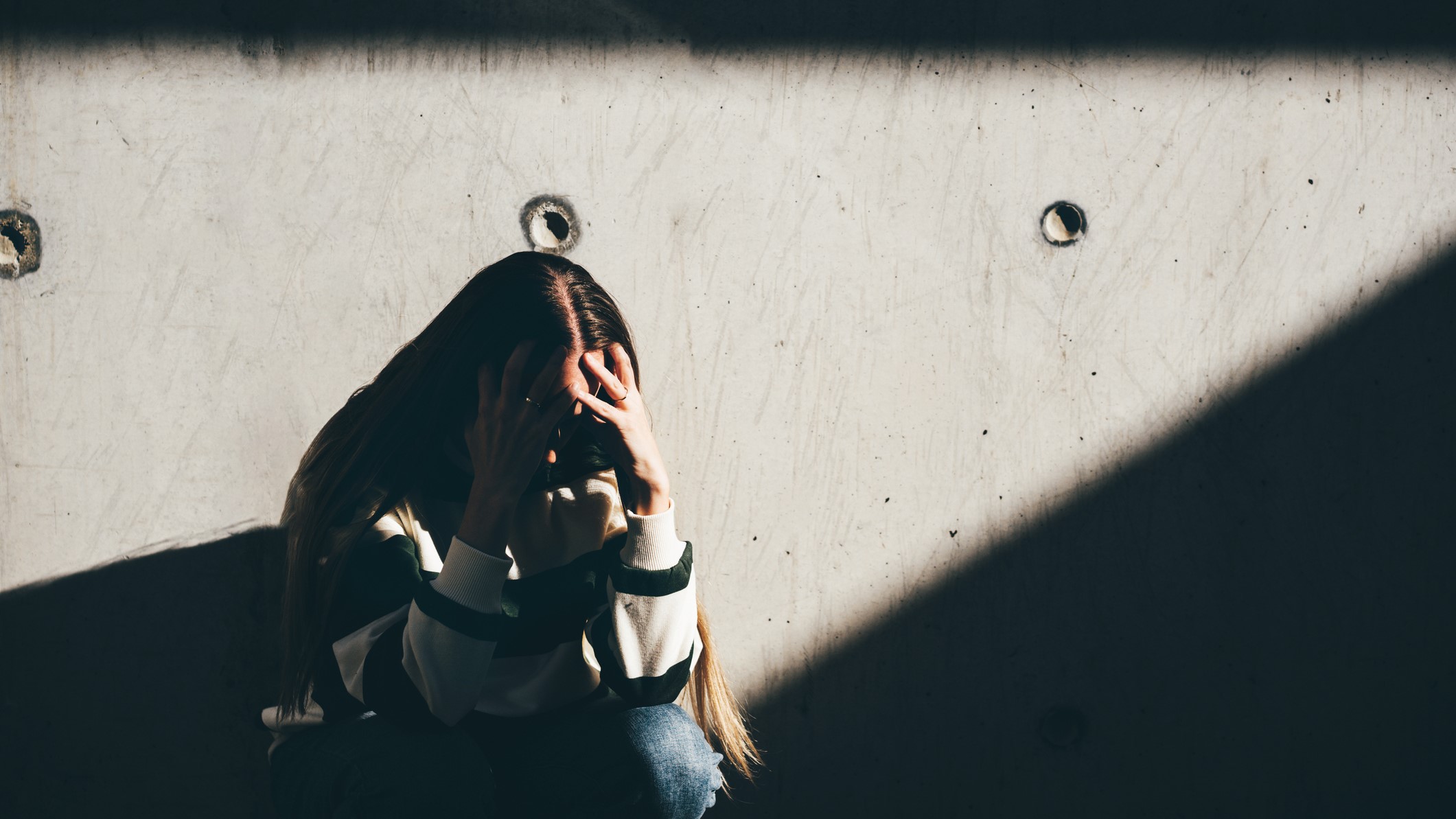 cornell-egyetem-csoportos-nemi-eroszak | Marie Claire szomorú nő egyedül a városban