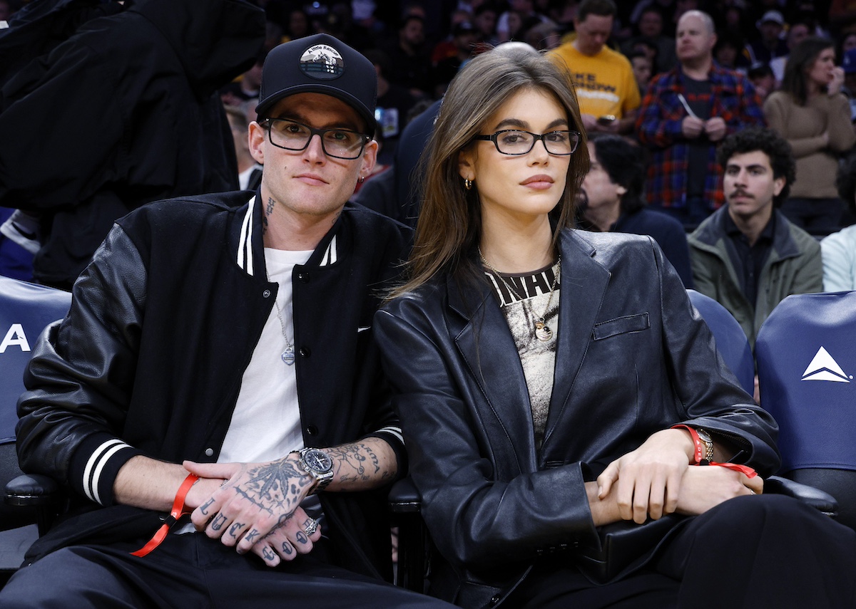 cindy-crawford-fia-presley-gerber-halal-oka | Marie Claire Kaia Gerber és Presley Gerber sapkában, mindketten szemüveget viselnek