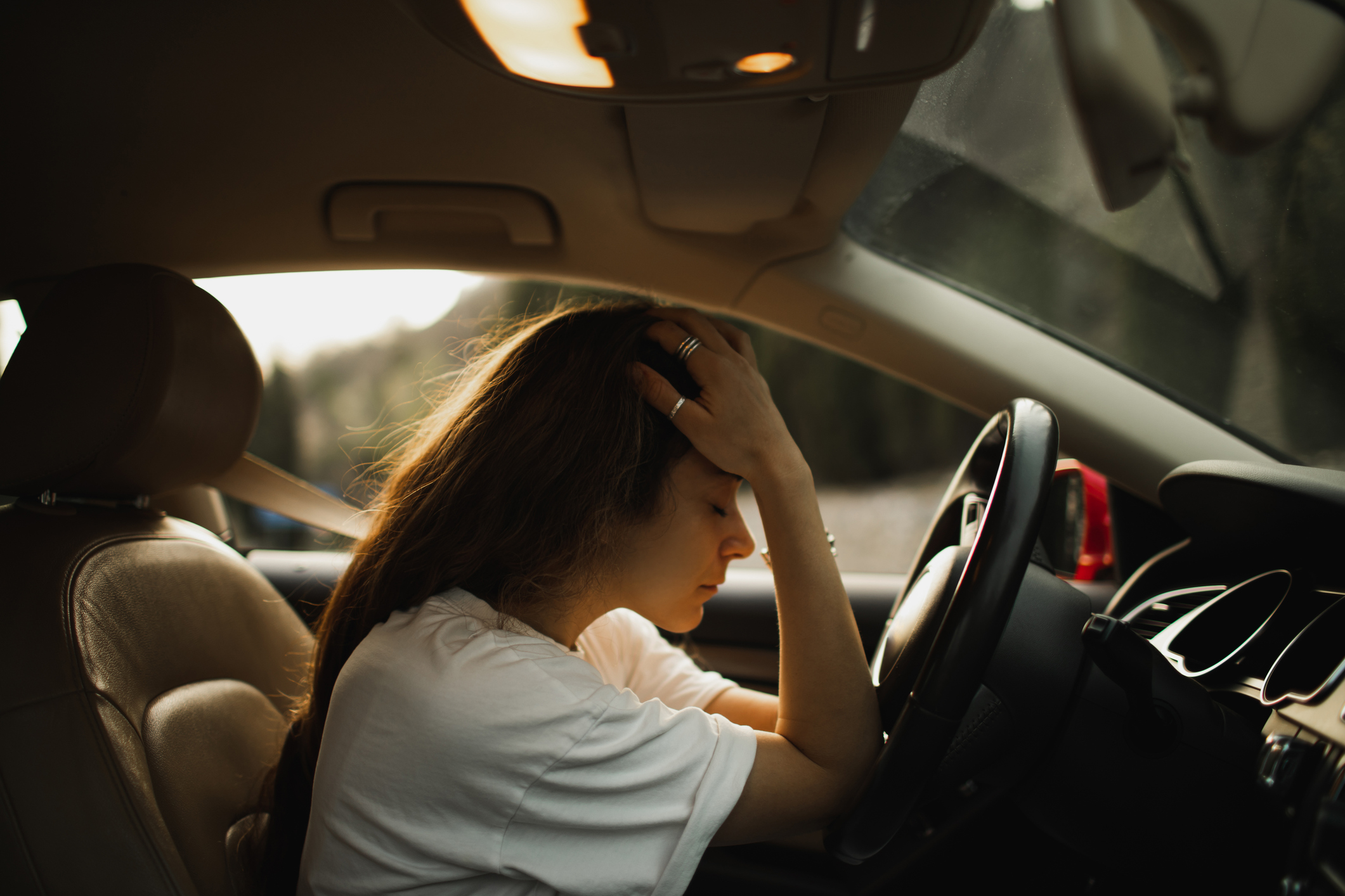 Stresszes nő az autóban