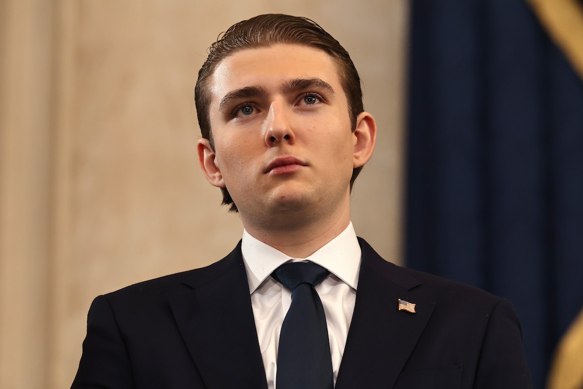 Barron Trump hátrafésült hajjal, nyakkendőben, közelről