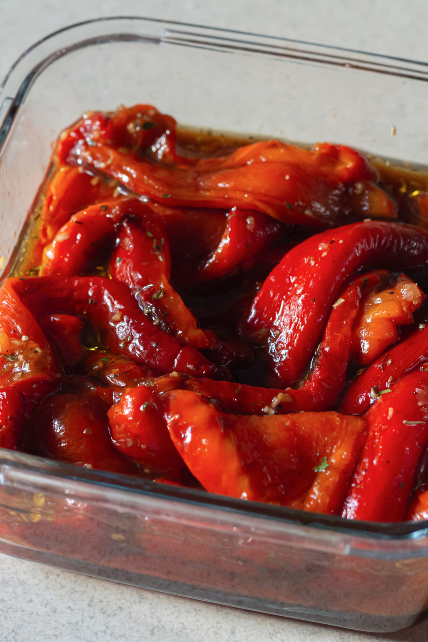 GettyImages-2232419082 | Marie Claire Piros sült paprika egy üvegedényben