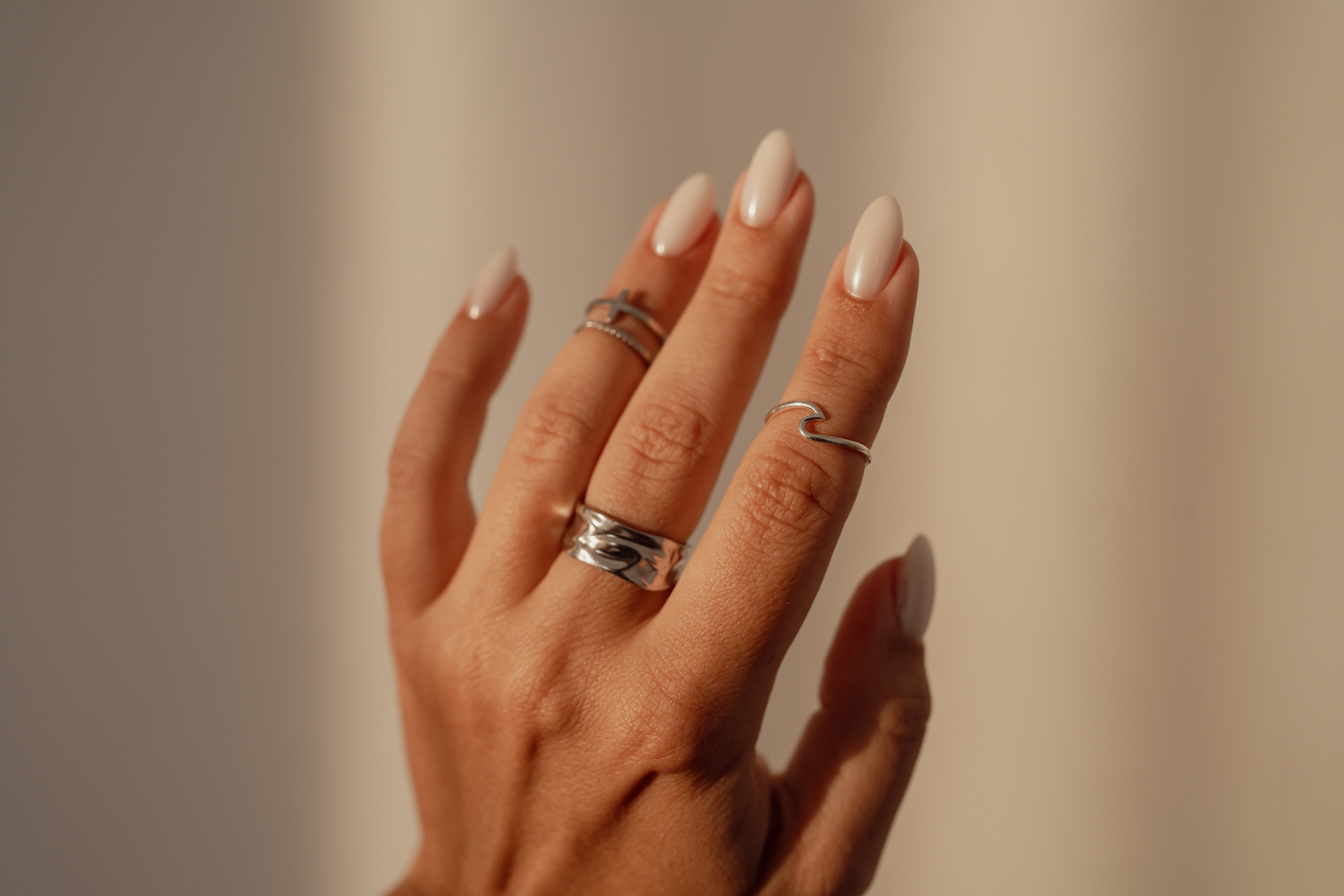 elegáns manikűr, chrome vanília körmök