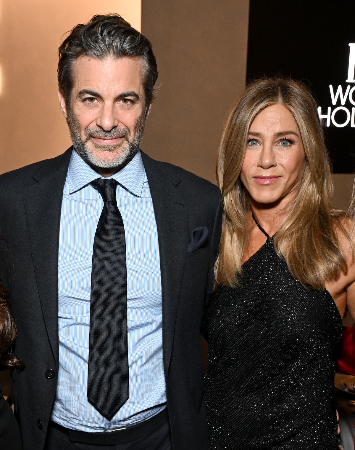 Jim Curtis öltönyben és Jennifer Aniston fekete ruhában