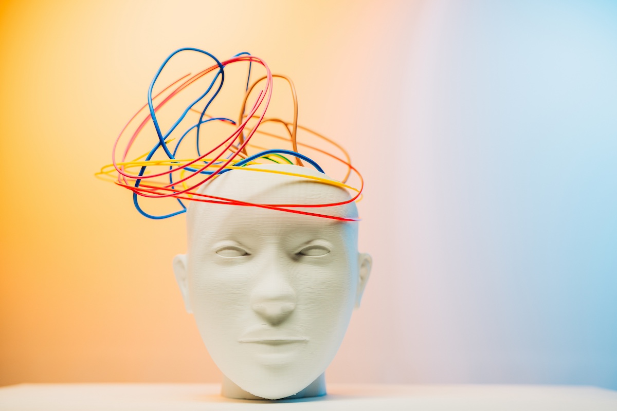 epilepszias-roham | Marie Claire fehér fejet formázó szobot, színes kábelekkel