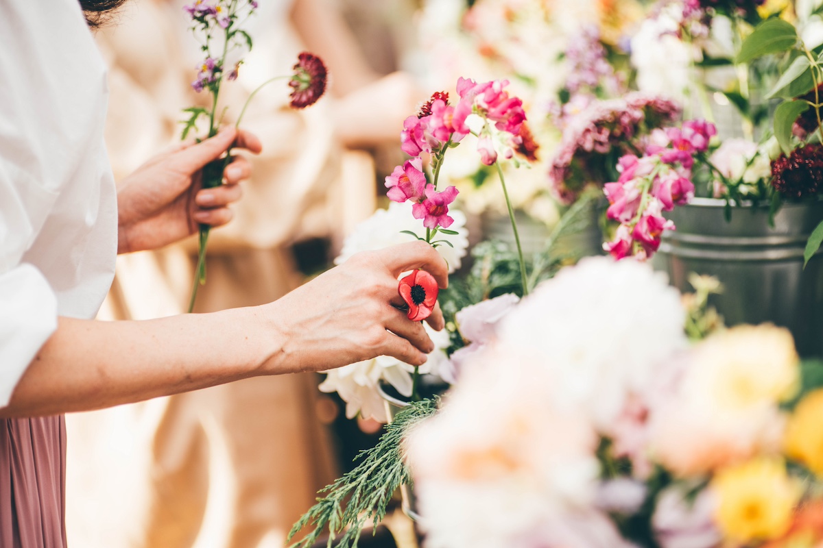 parfum-osz-nyar-atmenet | Marie Claire nőz kéz őszi, színes virágokkal