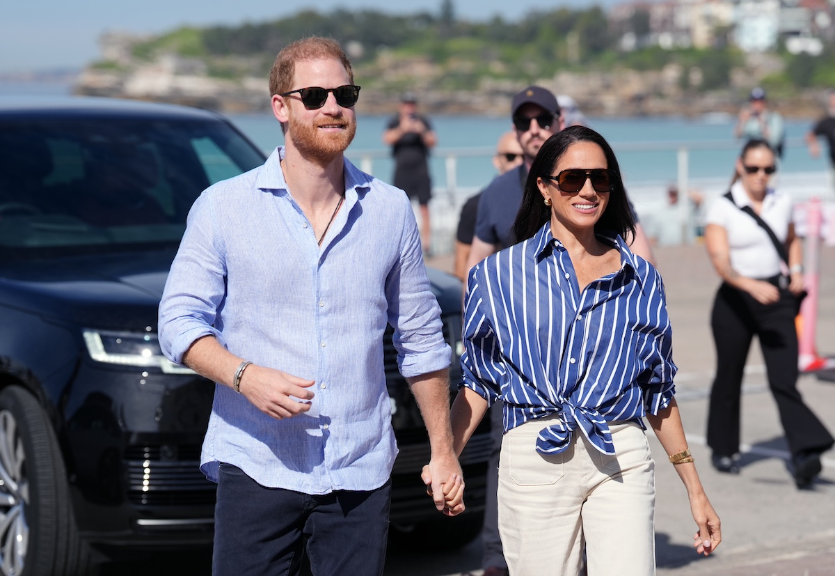 harry-herceg-meghan-markle-kiralyi-cim | Marie Claire Harry herceg és Meghan Markle kék ingben, napszemüvegben, kézen fogva