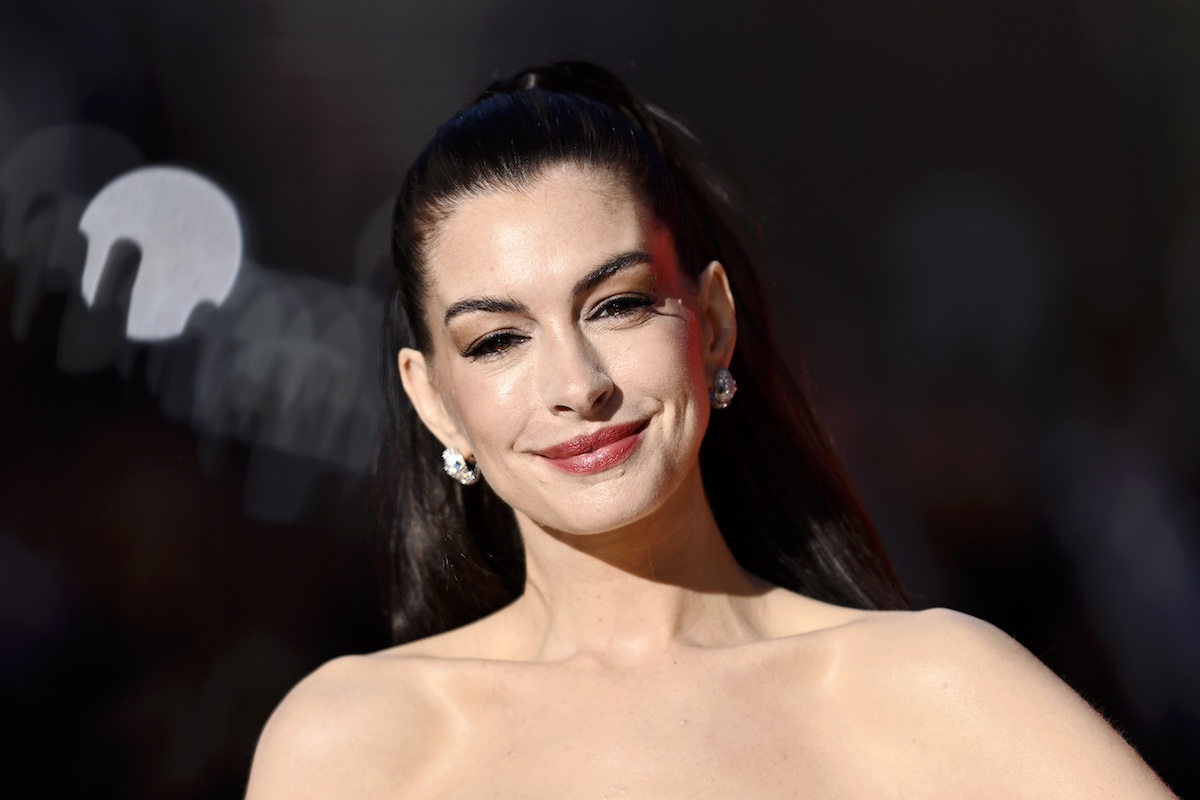 Anne Hathaway közelről, copffal