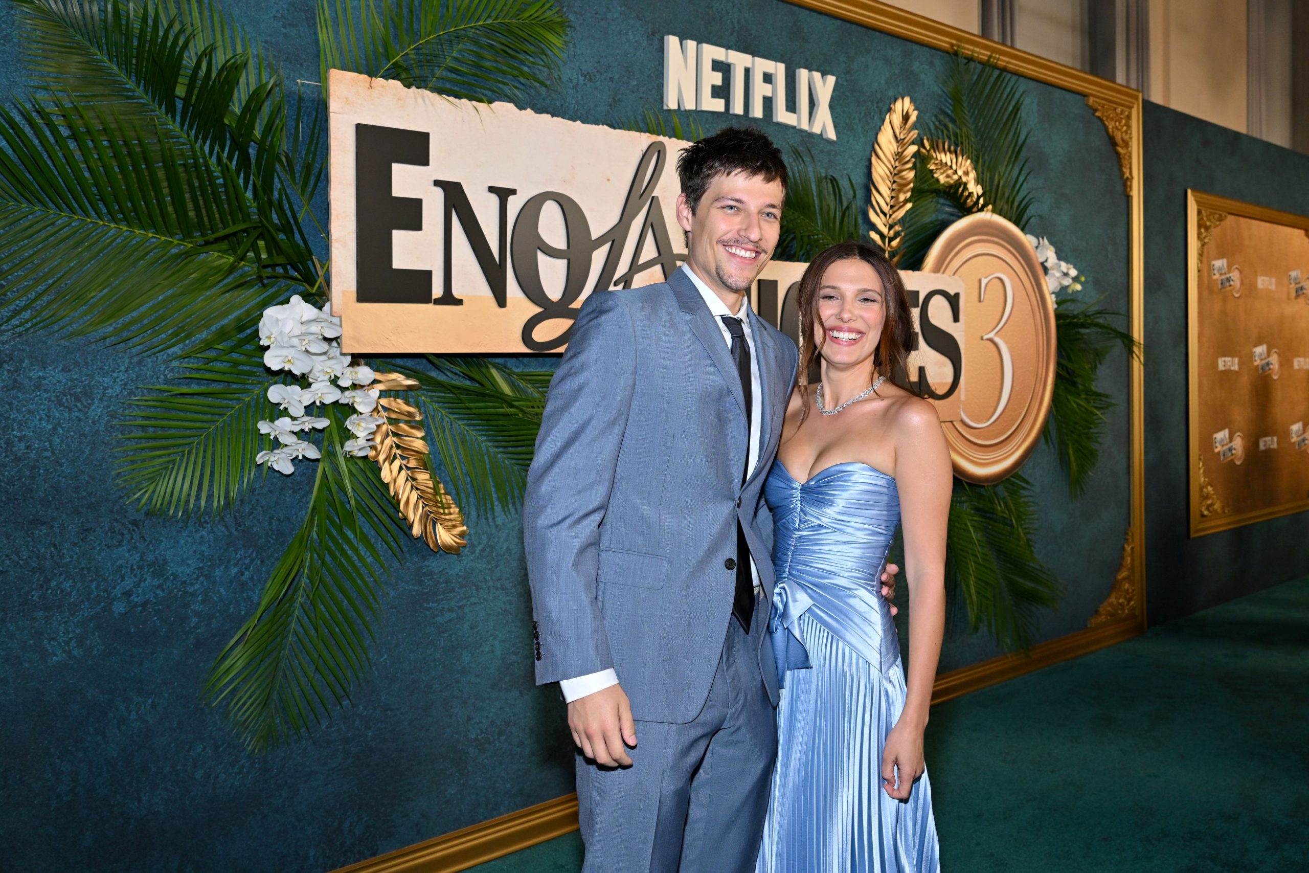 Jake Bongiovi és Millie Bobby Brown az Enola Holmes 3, premierjén