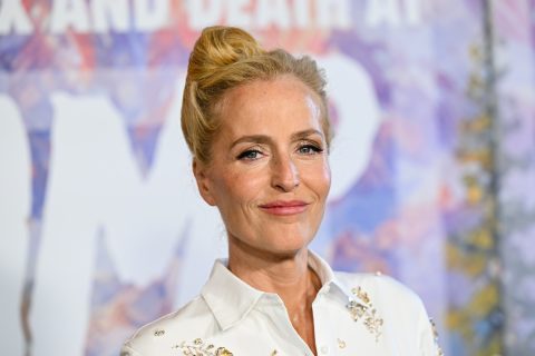 Gillian Anderson szőke konttyal, közelről