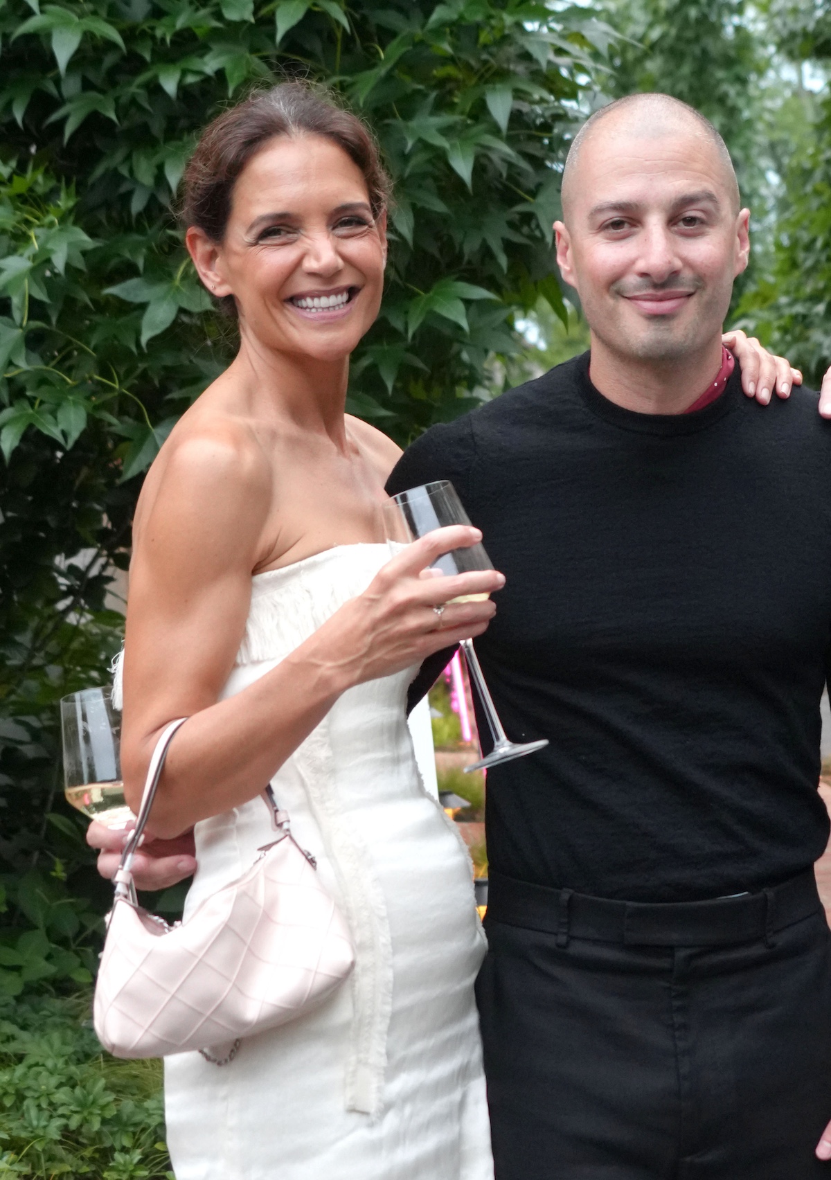 Katie Holmes fehér ruhában átkarolja Jason Bard Yarmosky vállát